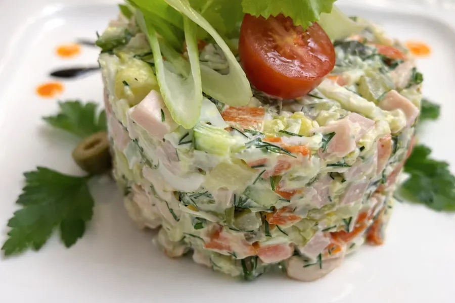 Праздничный «Оливье» с тремя видами мяса