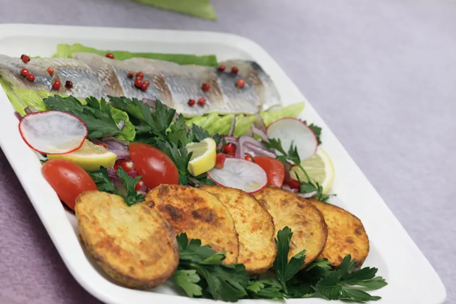 Классическая сельдь с печёным картофелем и тонким маринадом