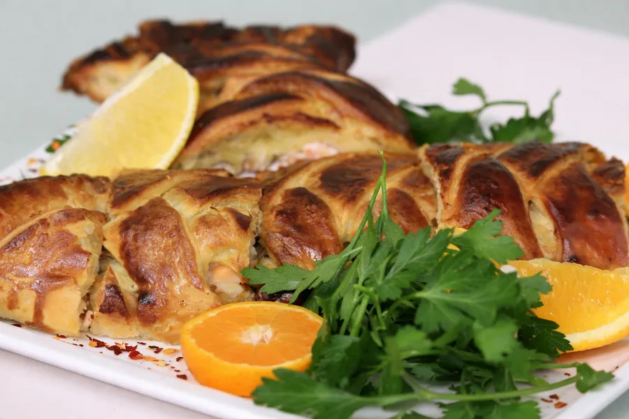 Сибирский пирог с лососем и сливочным сыром в румяной хрустящей корочке